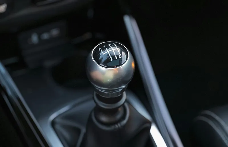 Close-up of a gear knob in a Renault Mégane showing the gear pattern